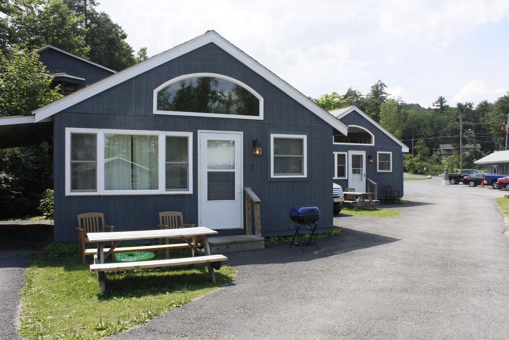 Blue Lagoon Resort Lake George Esterno foto