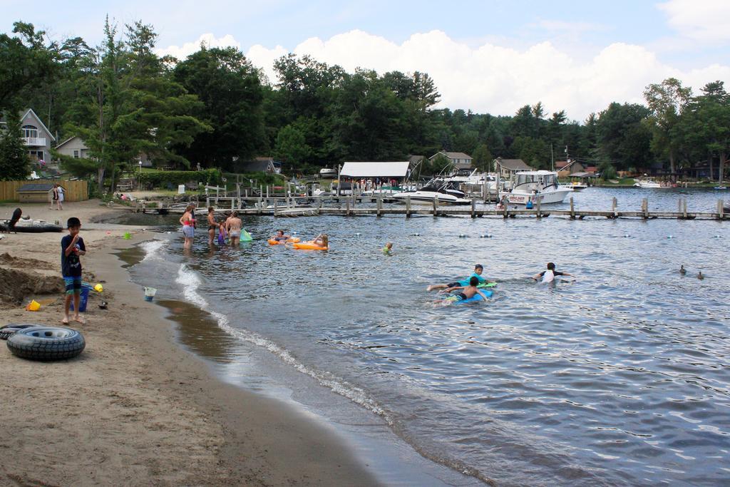 Blue Lagoon Resort Lake George Esterno foto