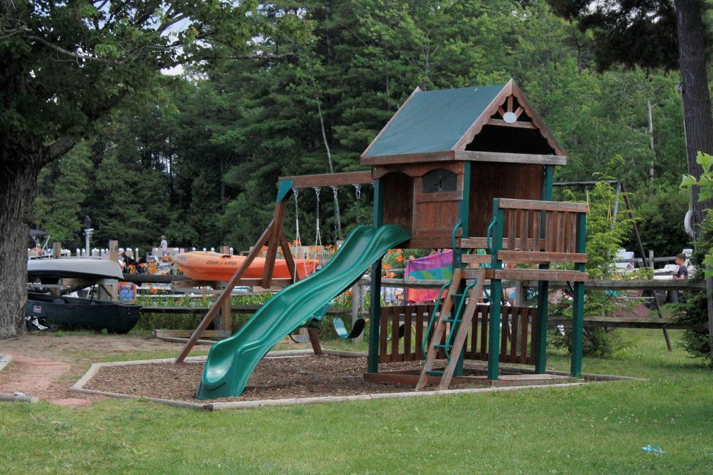 Blue Lagoon Resort Lake George Esterno foto