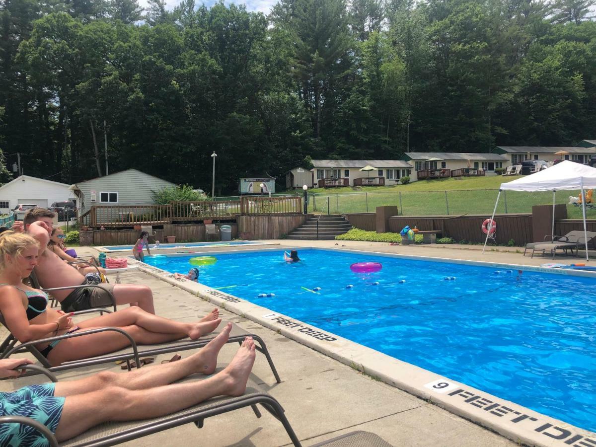 Blue Lagoon Resort Lake George Esterno foto